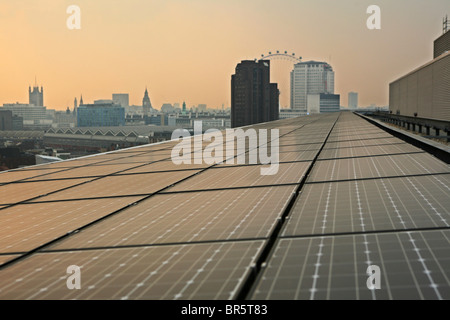 Photovoltaik (PV) Sonnenkollektoren auf dem Dach des Palestra House, London Climate Change Agency und der London Development Agency. Stockfoto