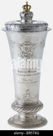 Herzogin Sophie von Hohenberg (von 221 - 1914), eine Präsentationspassette von Prinzessin Victoria Luise von Preßburg von 1908 Silber, Innenvergoldung. Goblettform, der Stamm mit Torus, der von einem runden Sockel aufsteigt, die mit Voluten und Rocaillen in Reliefform verzierte Schüssel, die Vorderseite mit einer Kartusche, die das bekrönte Monogramm "VL" für Prinzessin Victoria Luise trägt, Das Gegenteil mit der Widmungsgravur "Ihre Heitere Hoheit Tante Sophie von Hohenberg in Erinnerung an Wien historisch, historisch, 1900er, 20. Jahrhundert, Kaiserlich, Österreich, Österreich, Donau-Monarchie, Reich, Objekt, Objekt, object, Stockfoto