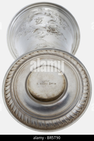 Herzogin Sophie von Hohenberg (von 221 - 1914), eine Präsentationspassette von Prinzessin Victoria Luise von Preßburg von 1908 Silber, Innenvergoldung. Goblettform, der Stamm mit Torus, der von einem runden Sockel aufsteigt, die mit Voluten und Rocaillen in Reliefform verzierte Schüssel, die Vorderseite mit einer Kartusche, die das bekrönte Monogramm "VL" für Prinzessin Victoria Luise trägt, Das Gegenteil mit der Widmungsgravur "Ihre Heitere Hoheit Tante Sophie von Hohenberg in Erinnerung an Wien historisch, historisch, 1900er, 20. Jahrhundert, Kaiserlich, Österreich, Österreich, Donau-Monarchie, Reich, Objekt, Objekt, object, Stockfoto