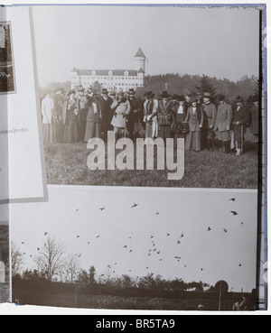 Herzogin Sophie von Hohenberg (von 221 - 1914), eine signierte Schenkungsfotografie von Kaiser Wilhelm II., 1913 Großformatige Halbschänke des Kaisers in der Uniform des Reichsaußenjägermeisters. Datum und Ort "Konopisch Oktober 1913" links oben handschriftlich, rechts unten signiert "ein treuer Wilhelm I.R." (dt.: "Mit freundlichen Grüßen, Wilhelm I.R."), der Berg mit einer weiteren Unterschrift der Kaiser-'My-Dearest-Freundin Sophie Hohenberg mit herzlichem Dank für den herzlichen Empfang'. Unter Glas und in einem Holzrahmen mit schönen vergoldeten Messingbeschlägen surmou, Stockfoto