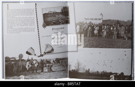 Herzogin Sophie von Hohenberg (von 221 - 1914), eine signierte Schenkungsfotografie von Kaiser Wilhelm II., 1913 Großformatige Halbschänke des Kaisers in der Uniform des Reichsaußenjägermeisters. Datum und Ort "Konopisch Oktober 1913" links oben handschriftlich, rechts unten signiert "ein treuer Wilhelm I.R." (dt.: "Mit freundlichen Grüßen, Wilhelm I.R."), der Berg mit einer weiteren Unterschrift der Kaiser-'My-Dearest-Freundin Sophie Hohenberg mit herzlichem Dank für den herzlichen Empfang'. Unter Glas und in einem Holzrahmen mit schönen vergoldeten Messingbeschlägen surmou, Stockfoto