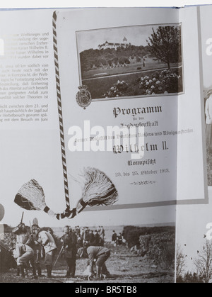 Herzogin Sophie von Hohenberg (von 221 - 1914), eine signierte Schenkungsfotografie von Kaiser Wilhelm II., 1913 Großformatige Halbschänke des Kaisers in der Uniform des Reichsaußenjägermeisters. Datum und Ort "Konopisch Oktober 1913" links oben handschriftlich, rechts unten signiert "ein treuer Wilhelm I.R." (dt.: "Mit freundlichen Grüßen, Wilhelm I.R."), der Berg mit einer weiteren Unterschrift der Kaiser-'My-Dearest-Freundin Sophie Hohenberg mit herzlichem Dank für den herzlichen Empfang'. Unter Glas und in einem Holzrahmen mit schönen vergoldeten Messingbeschlägen surmou, Stockfoto