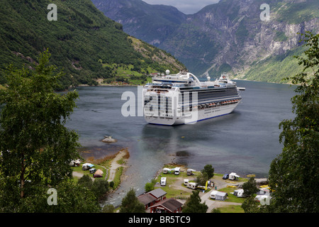 Kreuzfahrtschiff auf Zahlungsmittel in Geiranger Fjord, Norwegen Stockfoto