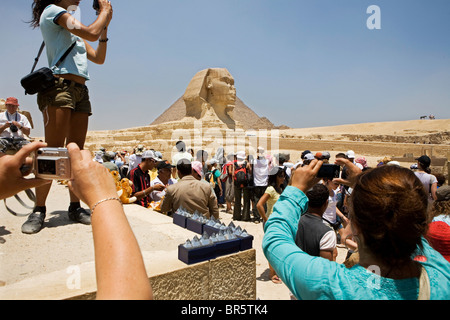 Touristen suchen erstklassige Positionen zu fotografieren, die große Sphinx und Cheops-Pyramide von Gizeh nahe Kairo, Ägypten. Stockfoto