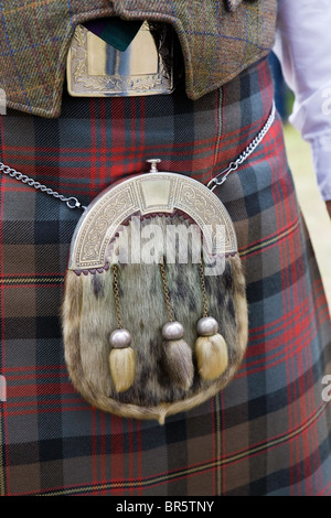 Eine Fell, Sporran hängt von einer Kette, rund um die Taille eines Mannes mit einem wollenen Tartan Kilt, in Rockness, Schottland. Stockfoto