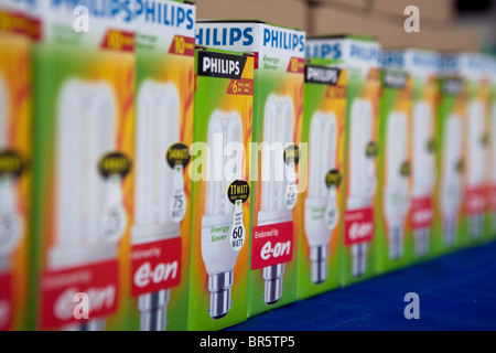 Energiesparende Glühbirnen oder Energiesparlampen in Folge. Stockfoto