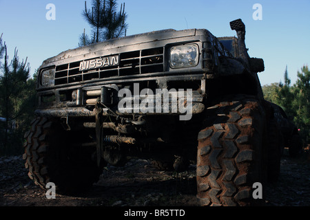 Ein Nissan 4 x 4 bei einer off-Road-Rallye in Portugal. Stockfoto