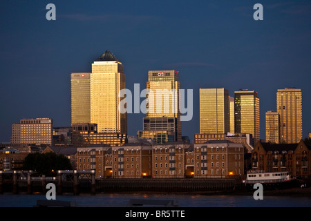 Ein Blick vom über der Themse gegenüber Canary Wharf und der Isle of Dogs. Stockfoto