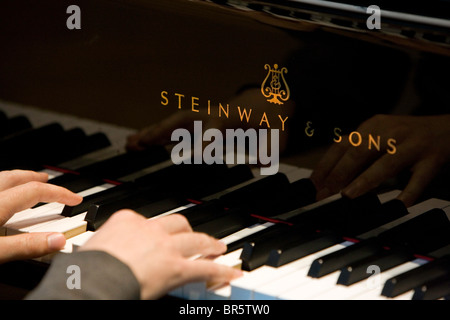 Händen eine & Söhne Steinway-Klavier zu spielen. Stockfoto