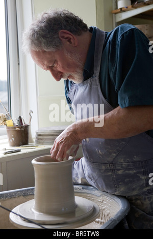 Ein Töpfer, arbeiten mit Ton auf seinem Rad in Pinmore Keramik Galerie, Girvan, Ayrshire. Stockfoto