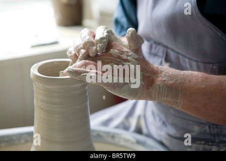 Ein Töpfer, arbeiten mit Ton auf seinem Rad in Pinmore Keramik Galerie, Girvan, Ayrshire. Stockfoto
