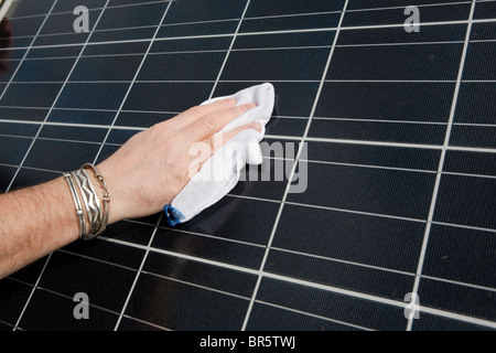 Nahaufnahme eines solar Photovoltaik-Panels mit Reflexion der Sonne. Dieses Panel oder Modul besteht aus PV-Zellen. Stockfoto
