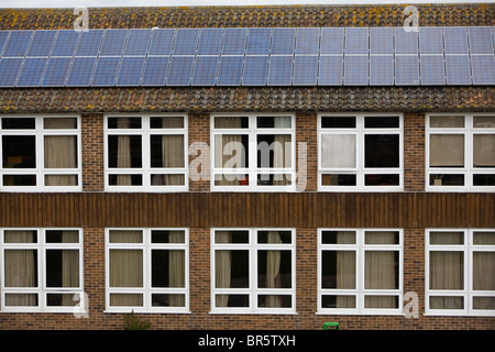 Solar-PV Photovoltaik-Panels auf dem Dach von Ringmer Community College. Stockfoto