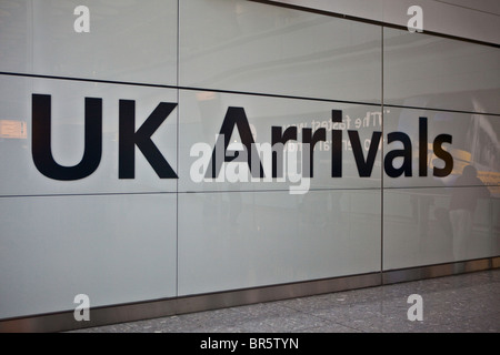 UK-Ankünfte am London Heathrow Airport Terminal 5 Sign. Stockfoto