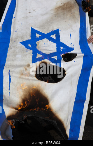 Mitglieder der Ultra-Orthodoxen jüdischen Anti-Zionist Gruppe, Neturei Karta, brennen die israelische Flagge. Stamford Hill. Stockfoto