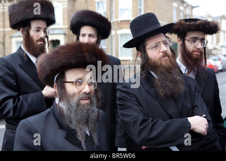 Mitglieder der Ultra-Orthodoxen jüdischen Anti-Zionist Gruppe, Neturei Karta, beobachten Sie, wie Mitglieder der Gruppe Verbrennung die israelische Flagge. Stockfoto