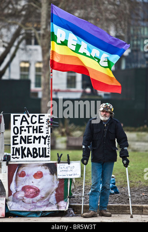 Brian Haw, ein veteran Frieden Demonstrant am Platz vor dem Parlament in London, Vereinigtes Königreich. Brian hat seit 2001 auf dem Platz protestiert. Stockfoto