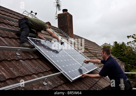 PV Photovoltaik Solarmodule auf dem Dach eines Hauses installiert werden. PV-Zellen wandeln Sonnenlicht in elektrische Energie. Stockfoto