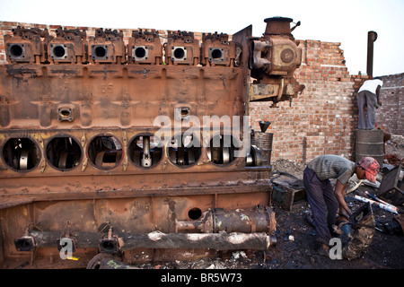 Arbeiter auf einem international renommierten marine brechen Schrottplatz Toren Bhavnagar, Gujarat, Indien. Stockfoto