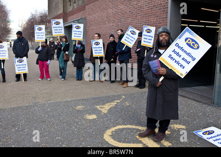 Mitglieder der Öffentlichkeit und der Commercial Services Union auffällig außerhalb der Westeingang in der Tate Modern Gallery in London. Stockfoto