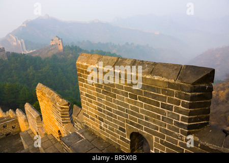 Große Mauer, die Wicklung in den Bergen im Morgennebel, Jinshanling, Hebei, China Stockfoto