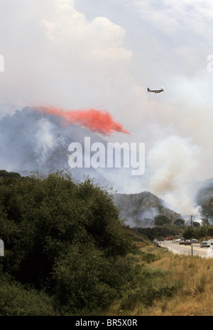 Feuer Feuerwehr Kampf Pinsel Wald Baum brennen Drop Luft Phoscheck entflammbar rote Flüssigkeit Flugzeug Rauch Hang California Stockfoto