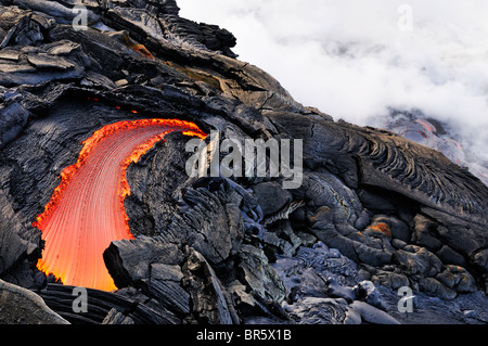 Fluss der geschmolzene Lava fließt nach Meer, Kilauea-Vulkan, Hawaii Inseln, Vereinigte Staaten Stockfoto