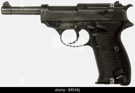 Eine deutsche Pistole, Walther-P 38, Kaliber 9 x 19, Seriennummer 159A, hergestellt im Jahre 1941 von Walther-Verlag unter dem Geheimcode "ac". Geschliffene und rebluierte, braune Griffplatten aus Bakelit. Historisch, historisch, 1930er, 20. Jahrhundert, Handfeuerwaffe, Handfeuerwaffe, Feuerwaffe, Waffe, Schusswaffen, Waffen, Waffen, Waffen, Waffen, Pistolen, Objekt, Objekte, Stills, Clipping, Clipping, herausschneiden, herausschneiden, herausschneiden, herausschneiden, Stockfoto