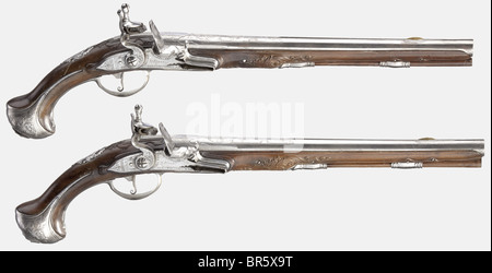 Ein feines Paar langer Flintlock-Pistolen, Frankreich, ca. 1710/20. Rundfässer mit Fassrippen und glatten Bohrungen im Kaliber 16 mm. Akanthusschmuck an den Breschen schneiden, die ebenfalls fein mit Scrollwerk eingraviert sind. Gravierte Winzlocks mit der Signatur "D. Piret'. Fein geschnitzte Walnussbestände. Aufwändig gearbeitete Eisenmöbel mit reichhaltigen, offen geschnittenen Seitenplatten und fein geschnittener Rebverzierung mit grotesken Masken. Holzstangen. Länge von je 52 cm historisch, historisch, 18. Jahrhundert, zivile Handfeuerwaffen, Handfeuerwaffen, Handfeuerwaffen, Handfeuerwaffen, Pistolen, Waffen, Schusswaffen, Feuerwaffen, Stockfoto
