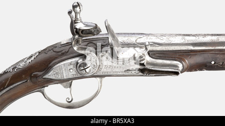 Ein feines Paar langer Flintlock-Pistolen, Frankreich, ca. 1710/20. Rundfässer mit Fassrippen und glatten Bohrungen im Kaliber 16 mm. Akanthusschmuck an den Breschen schneiden, die ebenfalls fein mit Scrollwerk eingraviert sind. Gravierte Winzlocks mit der Signatur "D. Piret'. Fein geschnitzte Walnussbestände. Aufwändig gearbeitete Eisenmöbel mit reichhaltigen, offen geschnittenen Seitenplatten und fein geschnittener Rebverzierung mit grotesken Masken. Holzstangen. Länge von je 52 cm historisch, historisch, 18. Jahrhundert, zivile Handfeuerwaffen, Handfeuerwaffen, Handfeuerwaffen, Handfeuerwaffen, Pistolen, Waffen, Schusswaffen, Feuerwaffen, Stockfoto