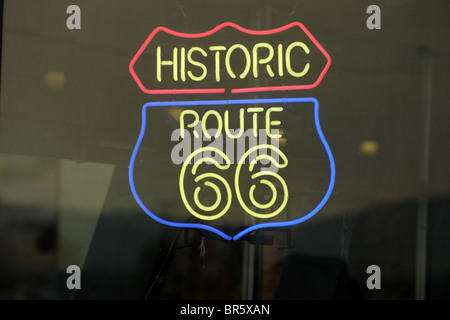 Historische Route 66 Neon SignNeon Zeichen in einem Café in der Ortschaft von Ludlow in der Mojave Wüste auf der Interstate 40. Stockfoto