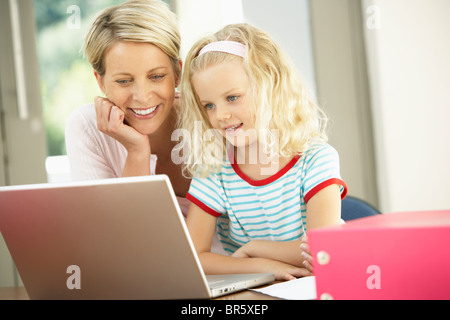 Mutter und Tochter mit Laptop zu Hause Stockfoto