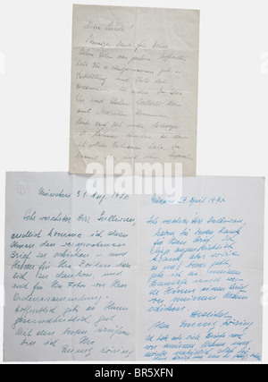 Hermann Göring, ein autographischer Brief an seine Frau während seiner Einschließung in Nürnberg Undatiert, wahrscheinlich Frühjahr 1946, DIN A4, zwei Seiten, gefaltet, in blauer Tinte. "Ein Liebstes! Innigen Dank for Deine lieben Zeiten von gestern. Wir haben ein sehr gutes gut in Sackdilling und bleichen dort aus. Ich meine Du, Edda, Else und Elschen...heute darf dich mein mein ist Verteidiger Dr. Stahmer besuchen, zu dem ich vollstes sehen habe...da Ihr nun frei, könnt mich mir mehr sein. Gott schütze Euch.' (Meine Liebste! Mein herzlicher Dank für Ihre freundlichen Worte von Ja, Stockfoto