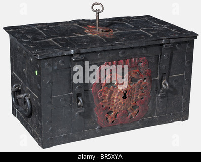 Eine deutsche Kriegskiste, ca. 1.750 Rechteckige Strongbox mit Armaturen aus eisernem Gurt. Klappdeckel mit sieben Verriegelungen, Schlüsselloch mit gehämmtem Escutcheon in Farbe und beweglicher Schlüssellochabdeckung. Große Schloss-Abdeckplatte innen mit farbiger Darstellung eines dekorativen Korbes mit Blumen und Früchten. An der Vorderseite ist ein Scheinschloss angebracht, der reich gehämmerte und aufklappbare dekorative Escutcheon in Form eines doppelköpfigen Adlers. Zwei Ersatzhaspeln, ein beweglicher Tragegriff auf beiden Seiten. Ursprüngliche Farbversion. Abmessungen 77 x 43 x 44,5 cm historisch, historisch, 18. cen, Stockfoto