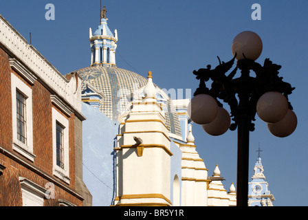 Spanische Kolonialarchitektur in der Stadt Puebla, Mexiko. Das historische Zentrum von Puebla ist ein UNESCO-Weltkulturerbe. Stockfoto