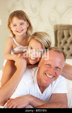 Familie entspannend im Schlafzimmer Stockfoto