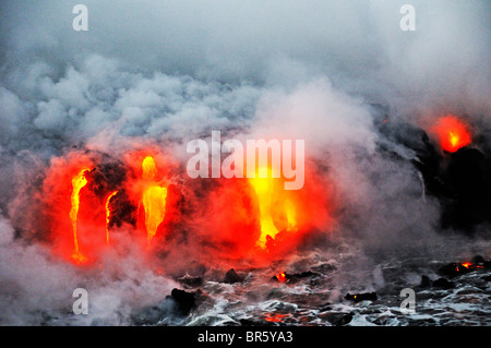 Dampf steigt aus Lava fließt ins Meer, Kilauea-Vulkan, Hawaii Inseln, Vereinigte Staaten Stockfoto