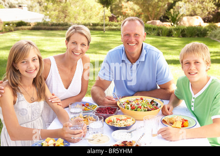 Familie Mahlzeit im Garten genießen Stockfoto