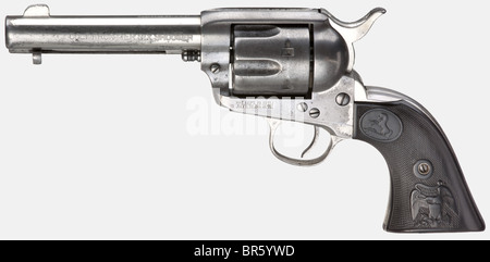 Ein Colt SAA Frontier Six Shooter, vernickelt, cal..44-40(?), nein 279286. Übereinstimmende Zahlen. Gute, leicht matte Bohrung, Fasslänge 4 3/4'. Produktionsjahr: 1906. Fass mit zweizeiliger Firmeninschrift auf der linken Seite: "Colt Frontier Six Shooter", auf Rahmen von zweizeiligen Patentdaten bis 1875, daneben grassierende Colt. Keine Kaliberdaten. Waffe mit ca. 50 % der ursprünglichen Vernickelung, Zylinder mit Resten der Finish. Leichte Dellen an der Unterseite des Fasses und am Auswerfergehäuse. Schwarze Hartgummi-Griffplatten mit grassierendem Colt und amerikanischem Adler. Gut bis sehr gut OV, Stockfoto