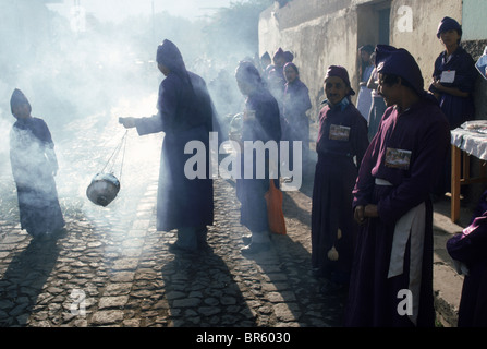 Antigua Guatemala. Männer und Jungen nehmen an der osterprozession Teil. Stockfoto