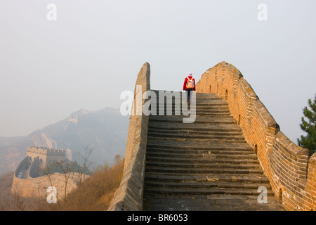 Wanderer auf der chinesischen Mauer, die Wicklung in den Bergen im Morgennebel, Jinshanling, Hebei, China Stockfoto