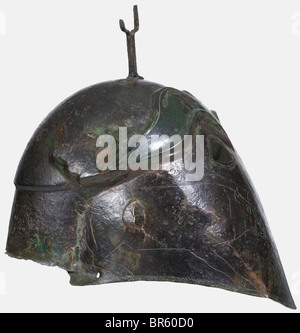 Ein apulianisch-korinthischer Helm aus Bronze, 5. Jahrhundert vor Christus, hoher Helm mit versetzter Kalotte und deutlich konturierten Augenbrauen. Kleine Augenausschnitte mit nach unten ragenden Randgravuren, die auf den Nasenschutz und die Trennlinie für die Wangenstücke hinweisen. Gravierte Darstellungen von Wildschweinen auf den Wangenstücken. Eine an der Krone genietete Pflaumgabel. Zwei Löcher für die Kinnbeine an den Seiten des unteren Randes. Höhe 22,5 cm. Gewicht 630 g Grünlich-braune Patina. Nur Reste des Halsschützers sind erhalten. Die rechte Seite ist leicht eingedrückt und gebrochen. Stockfoto