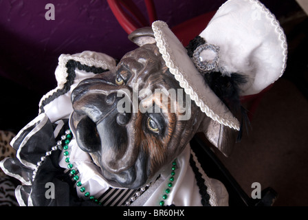 Lebensgroße Bulldogge Figur in "Downtowner auf Dauphin" Cafe in Mobile, Alabama, USA Stockfoto