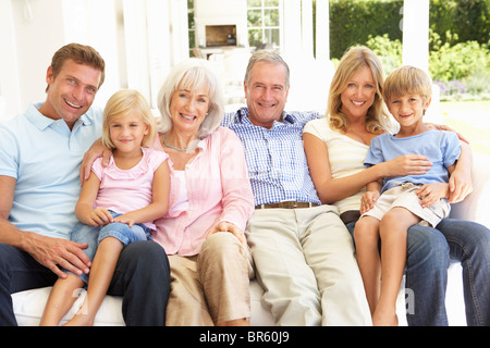 Großfamilie, die gemeinsam auf dem Sofa entspannen Stockfoto