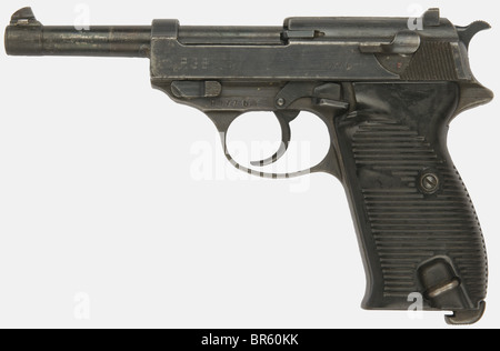 Eine deutsche P 38 Pistole, Kaliber 9 x 19, Nummer 8977b, hergestellt von "ac" (Walther-Typ) im Jahr 1943. Schwarze Bakelit-Griffe, originaler Bläuling (teilweise entfernt). Keine Zeitschrift. Historisch, historisch, 1930er, 20. Jahrhundert, Waffe, Waffen, Schusswaffe, Feuerwaffen, Feuerwaffen, Feuerwaffen, Waffen, Waffen, Waffe, Arm, Kampfgerät, Objekt, Objekte, Stills, Clipping, Ausschnitte, Ausschnitte, Ausschnitte, Ausschnitte, Militär, Militaria, Ausrüstungsgegenstände, Stockfoto