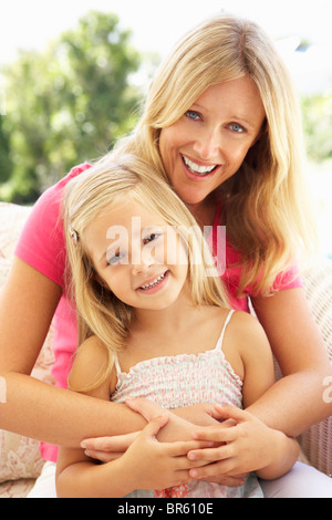 Porträt von Mutter und Tochter entspannend auf Sofa Stockfoto