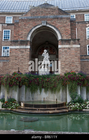 Bristol - College Green - Sozialwohnung - Statue einer symbolischen Figur eines elisabethanischen Seemann Stockfoto