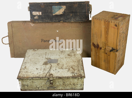 Accessoires, Ensemble de caisses allemandes, comprenant deux caisses en bois naturel, l'une pour quatre Panzerfaust, datée juin 1944 (!) (étiquette interne incomplète, manque une des planches latérales, l'autre pour trois douilles d'obusier lourd modèle 18, caliber 5 cm, carton (carton) Une caisse métallique repeinte avec étiquette métallique sertie sur le couvercle 'Zubehör für M.boots-R. Stiefel korb-U Sperrbrecher Suchgerät' (Kriegsmarine), repeinte en vert clair, une caisse en bois peint feldgrau, l'intérieur zingué, pour 200 cartuches de mitrailleuse av, Stockfoto