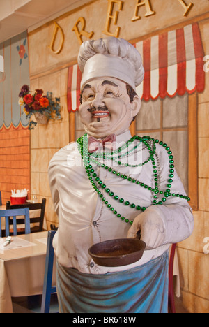 Lebensgroße Figur eines Küchenchefs im "Downtowner auf Dauphin" Cafe in Mobile, Alabama, USA Stockfoto