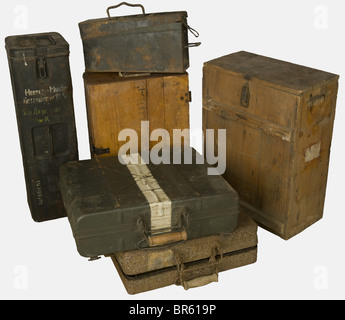 Accessoires, Ensemble de caisses allemandes, comprenant une caissette en tôle d'acier pour une bande de mitrailleuse M.G. 34/42 (abîmée et oxydée), une belle valise en tôle nervurée pour Granaten à manche type 24 avec son compartient en tôle et très belle peinture feldgrau avec une bande blanche périphérique, une caisse d'obus traceurs de 3,7 cm avec ses calages inteurs, peinture jaune 43, ériune 43, Poignées des bois et étiquette intérieure datée du 7 juin 44, un conteneur rectangulaire en tôle nervurée peinte en feldgrau pour 4 obus encartouchés de caliber 5cm / 38 avec, Stockfoto